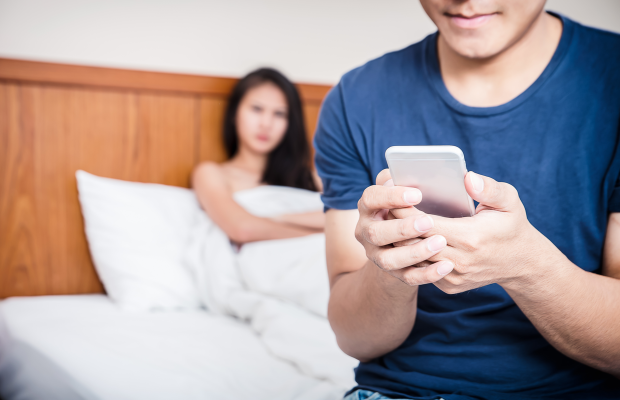 Девушка читает телефон парня. Couple texting in Bed Мем. МИКРОИЗМЕНЫ. Мужчина требует.