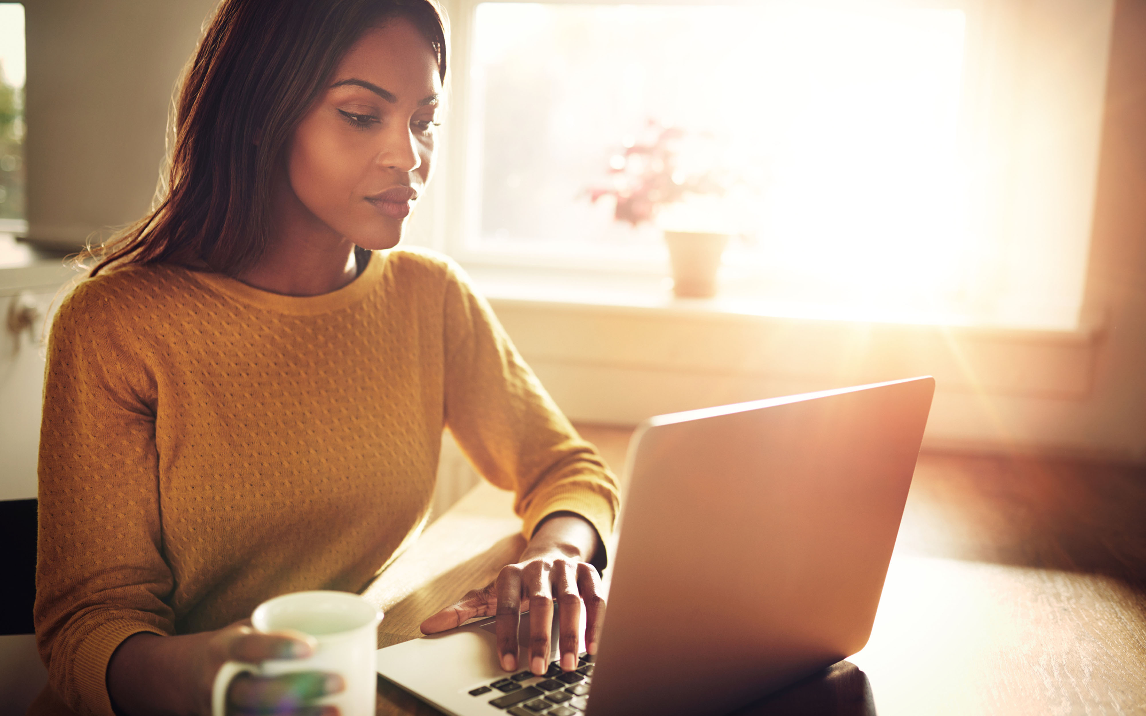 She work on her computer. Девушка за ноутбуком. Брюнетка с ноутбуком. Красивая девушка за ноутбуком. Счастливая девушка за компьютером.